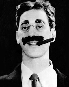 Groucho Mark avec les  Marx Brothers (1931) : source commons wikimedia - image public domain  