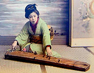 Japonaise jouant du koto : source commons wikimedia - image public domain